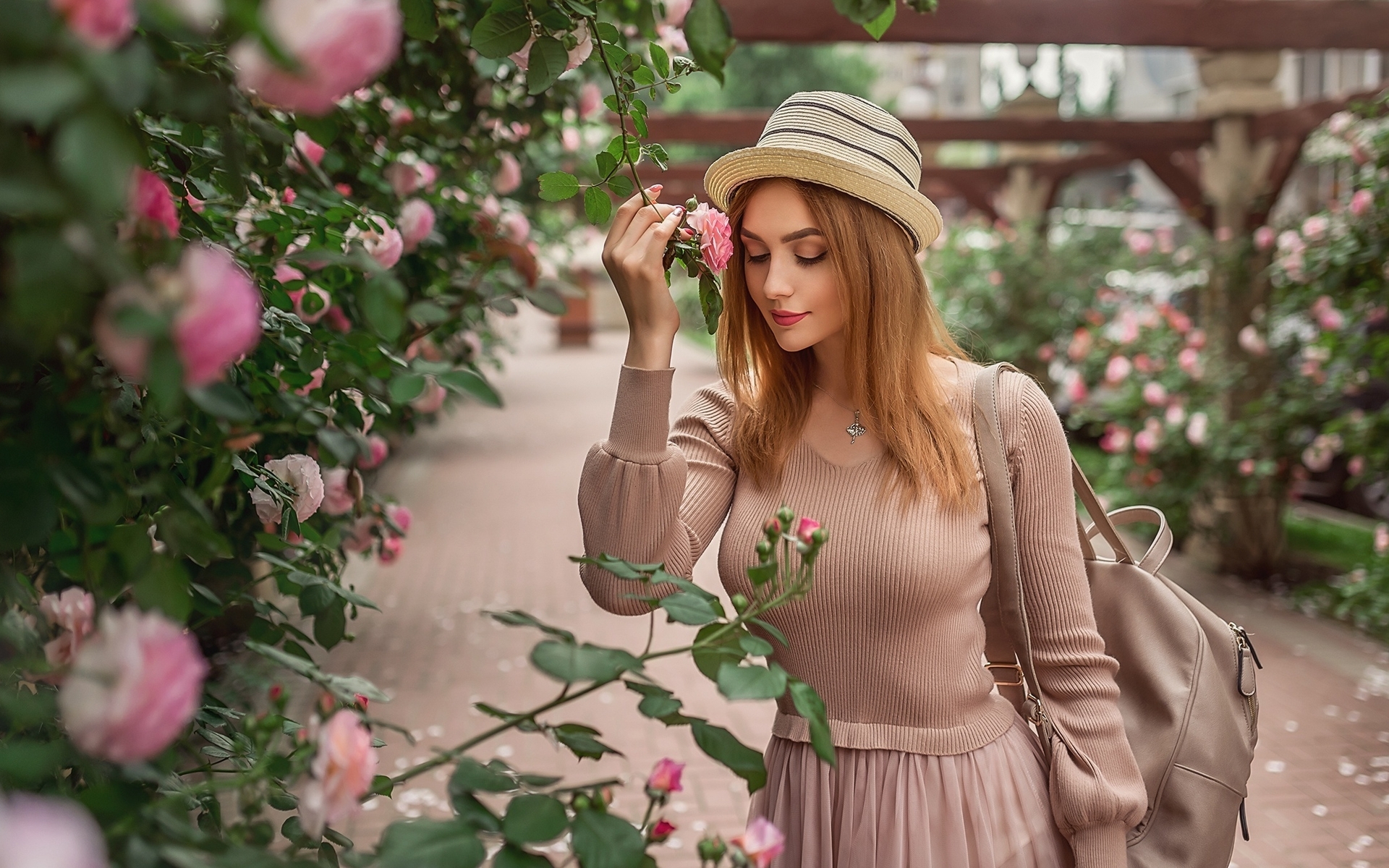 Девушка С Розовыми Розами Фото