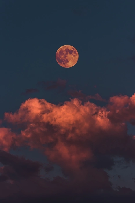 Кровавая луна над облаками