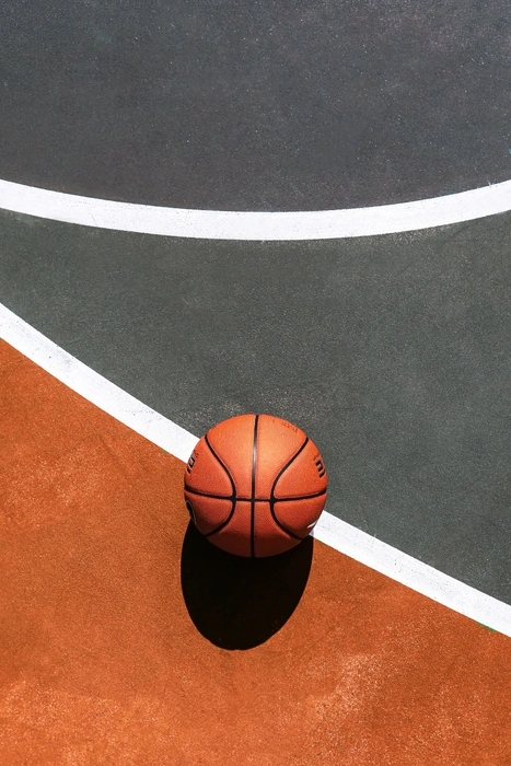 Баскетбольный мяч на грунтовой площадке