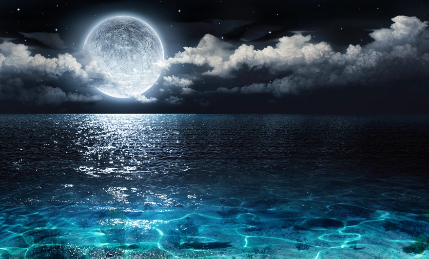 Яркая луна над ночным морем