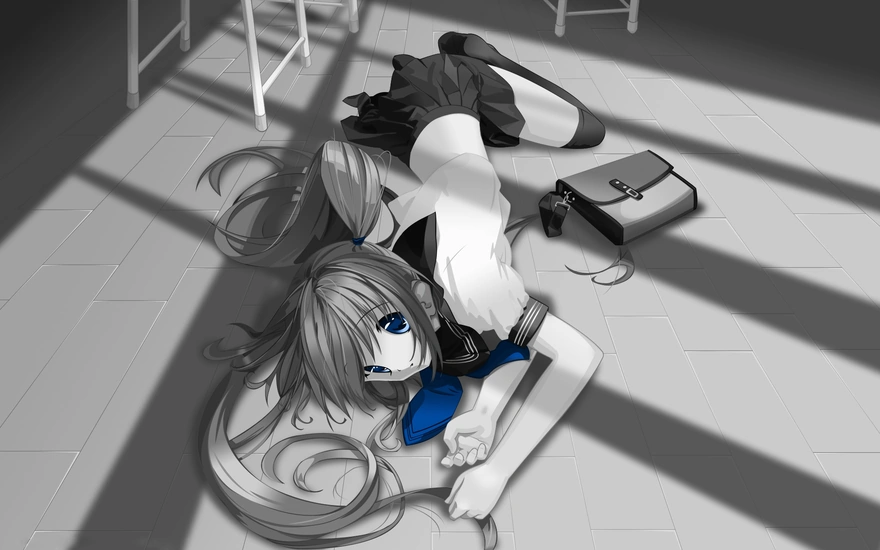 Девушка в школьной форме лежит на полу