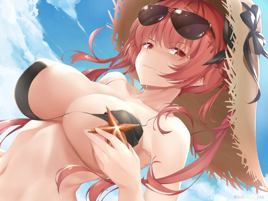 Красноволосая девушка в откровенном купальнике на пляже