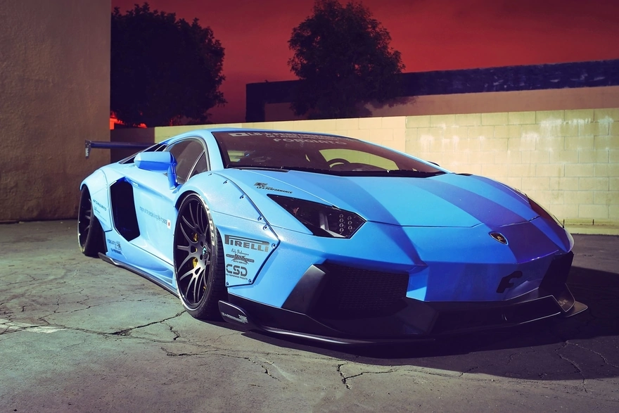 Спортивный Lamborghini Aventador голубого цвета