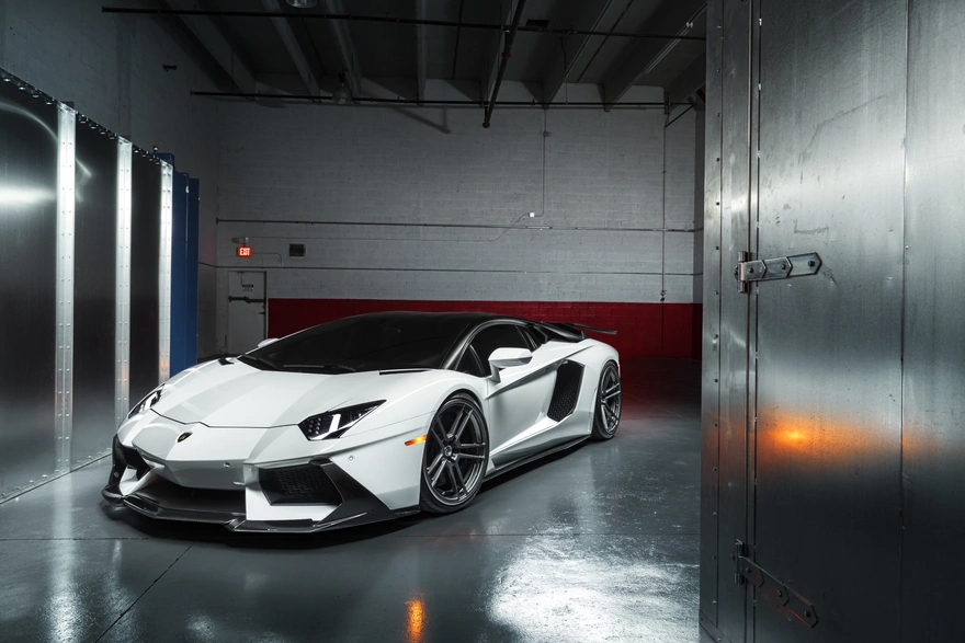 Белый Lamborghini Aventador в гараже