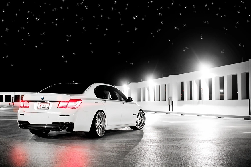 Белый BMW 7 и звёздное небо