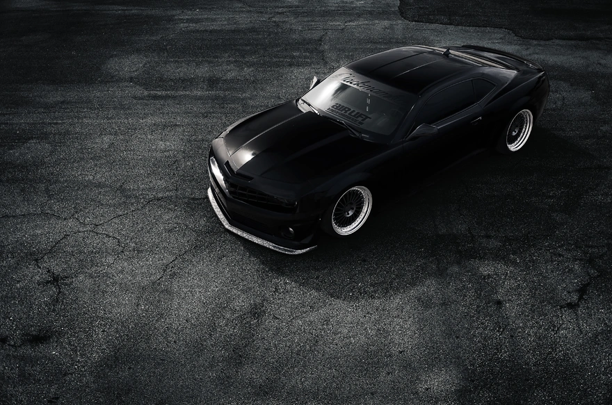 Чёрный Chevrolet Camaro вид сверху