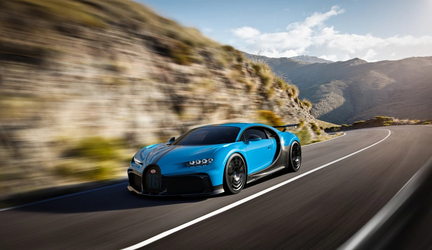 Bugatti Chiron Pur Sport едет очень быстро горной дороге