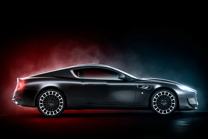 Чёрный суперкар Aston Martin