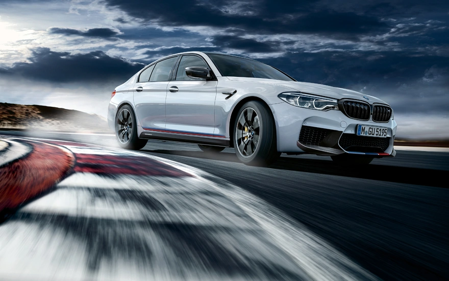 BMW M5 в повороте на гоночном треке