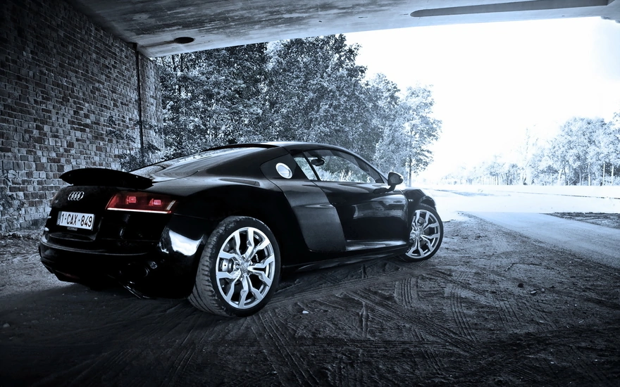 Чёрный Audi R8 возле кирпичной стены