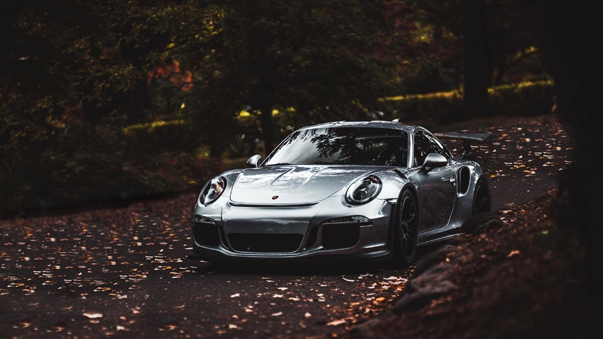 Гоночный автомобиль серебристого цвета Porsche 911 GT3 RS