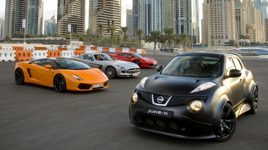 Nissan Juke–R с суперкарами