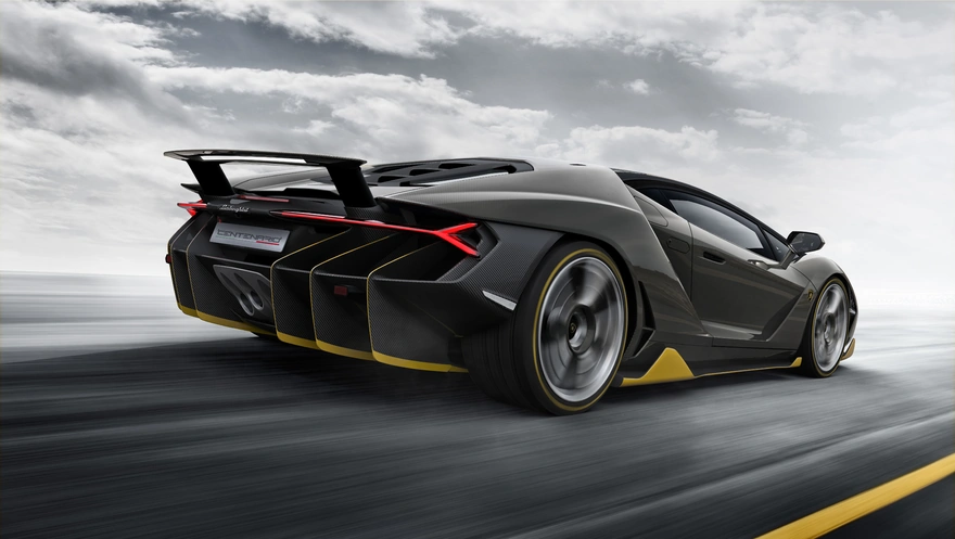 Lamborghini Centenario движется с большой скоростью по дороге