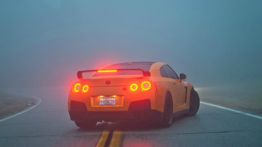  Оранжевый суперкар в тумане
