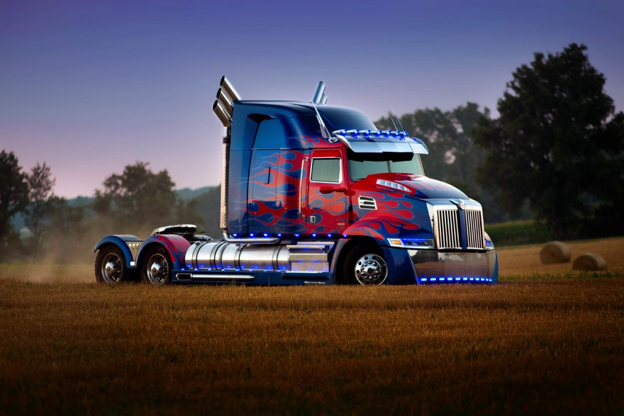 Optimus Prime Truck едет по полю