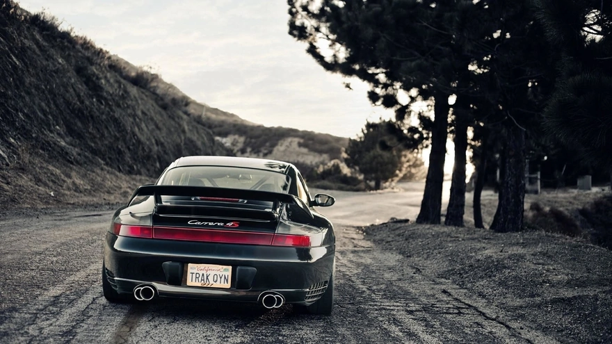 Тёмный Porsche Carrera в пути