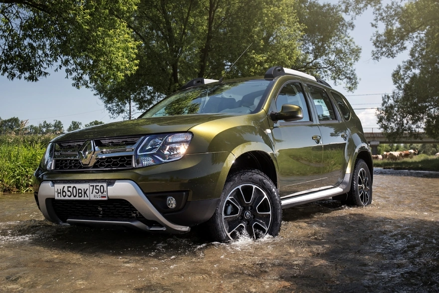 Renault Duster 2015 exterior colour Khaki is in the river