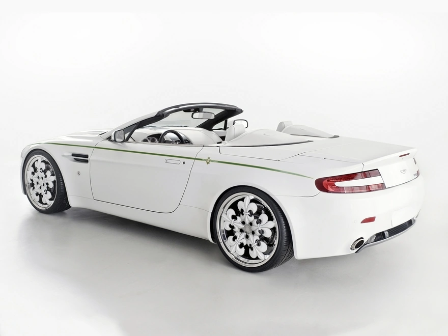 Белый Aston Martin V8 Vantage без крыши