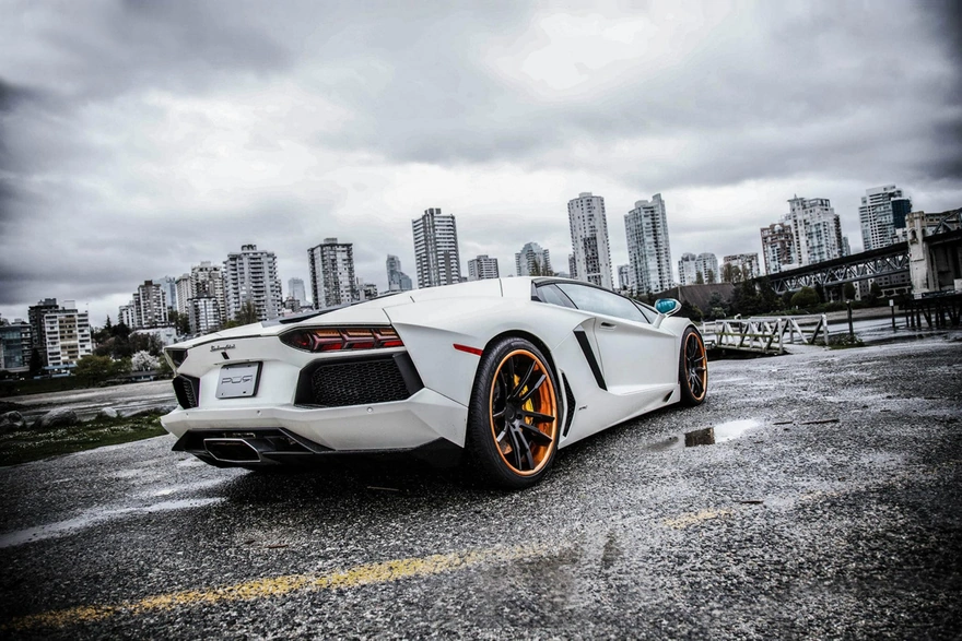 Картинка: Суперкар, Lamborghini, Aventador, диски, белый, небо, город