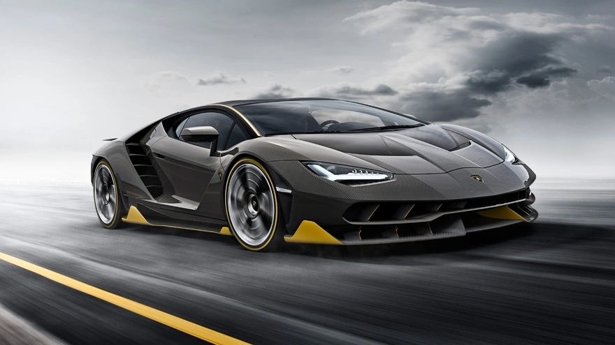 Lamborghini Centanario едет очень быстро