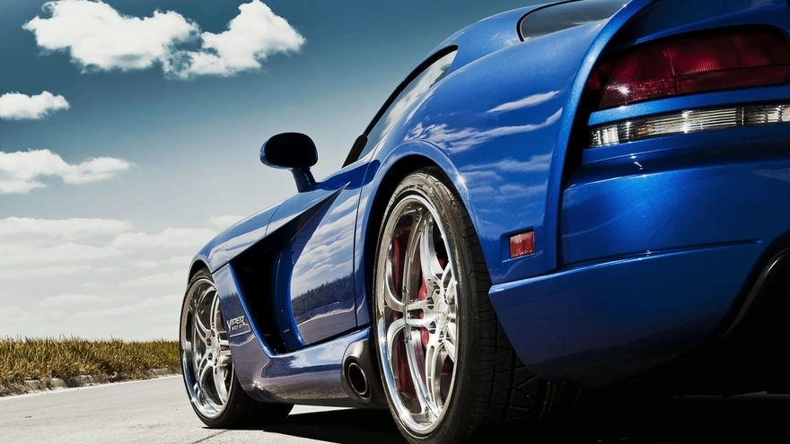 Синий Dodge Viper на фоне облаков