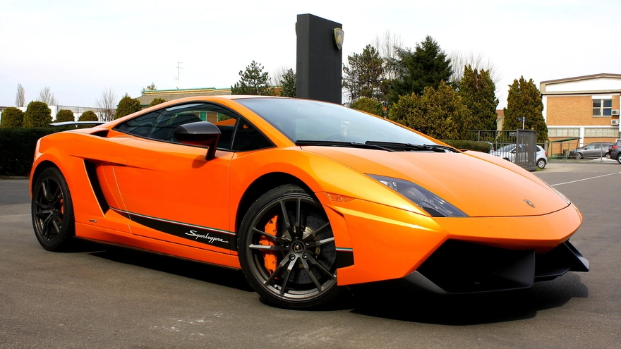 Оранжевый суперкар Lamborghini Gallardo