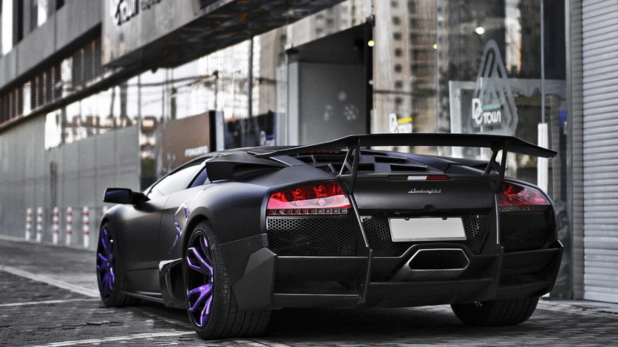 Lamborghini Murcielago SV стоит у тротуара