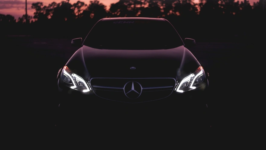 Немецкий Mercedes Benz спереди на тёмном фоне