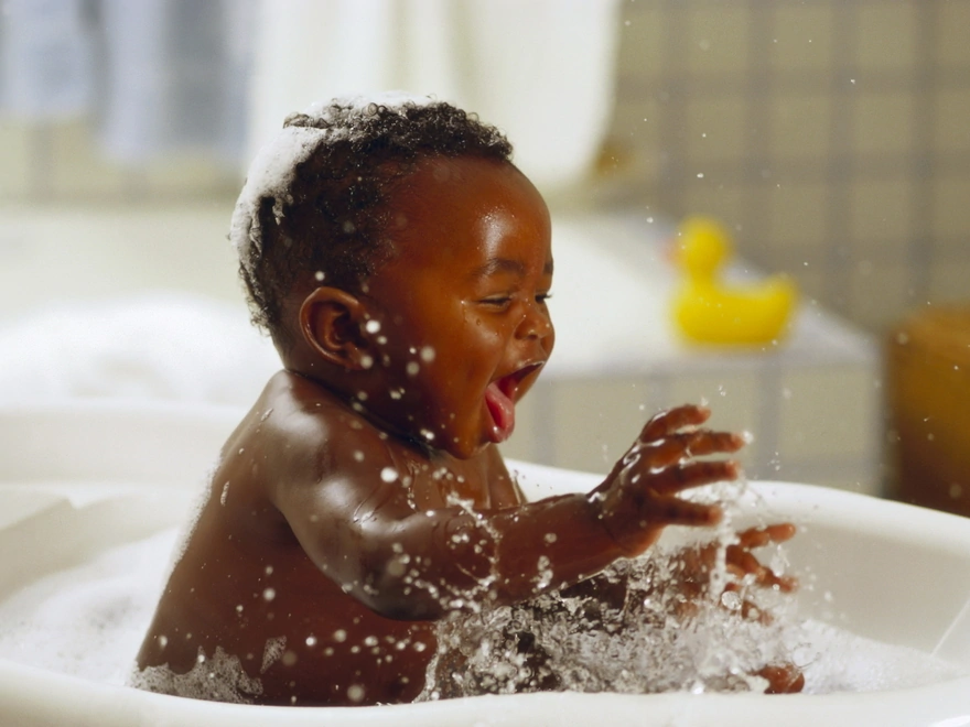 Малыш плещется в ванночке с водой