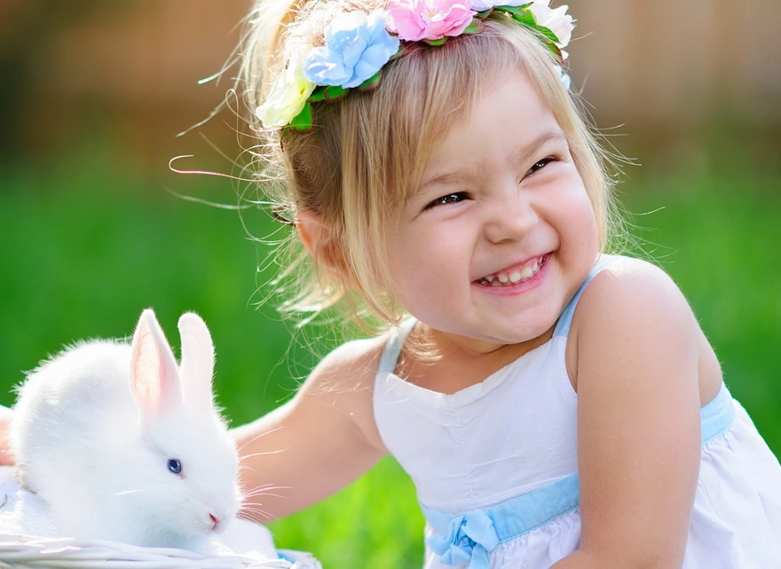 Девочка, кролик, радость, улыбка, настроениие