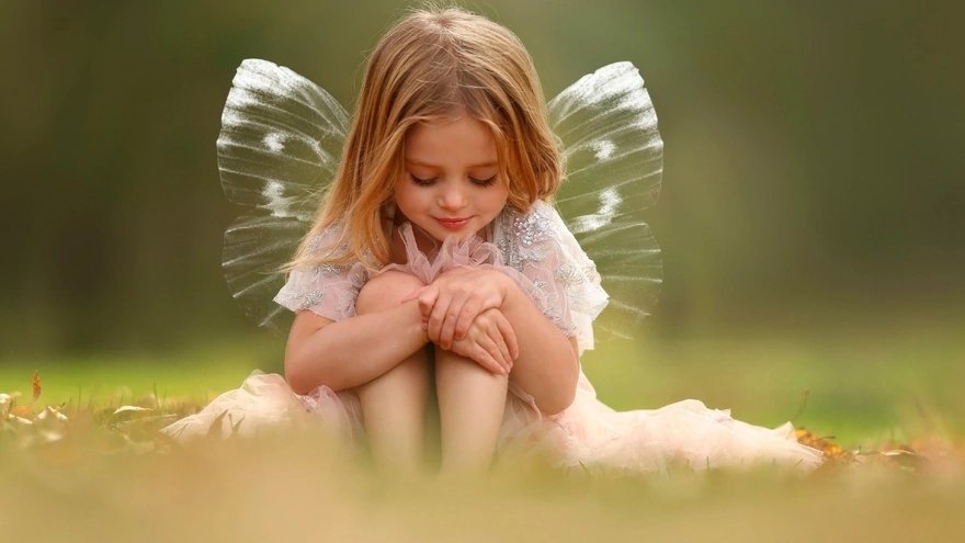 Девочка с прозрачными крыльями как у бабочки