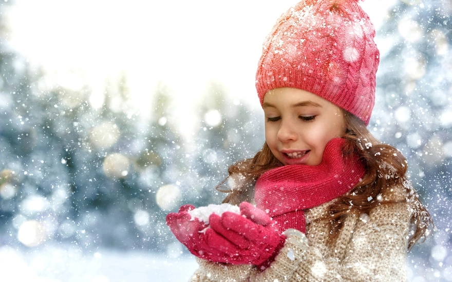 Девочка держит в руках снег