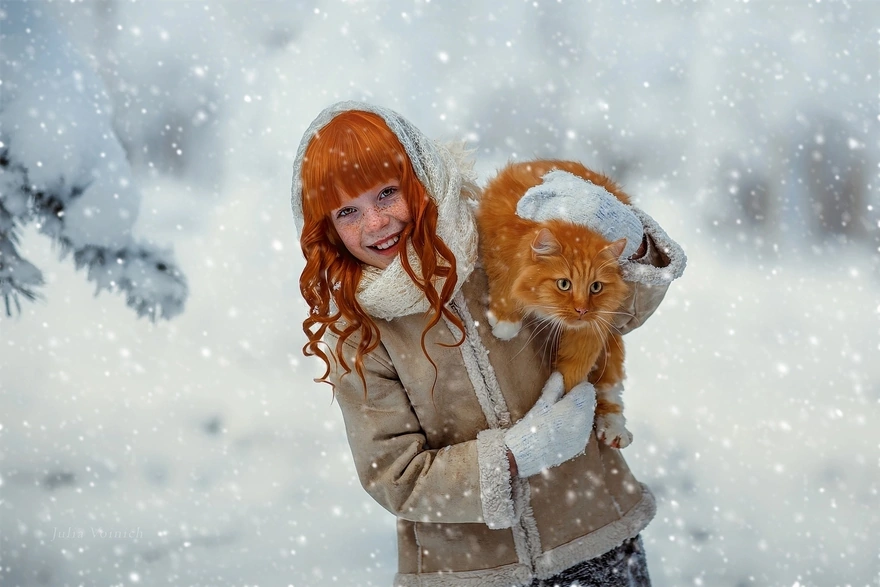 Рыжеволосая девочка и рыжий кот зимой