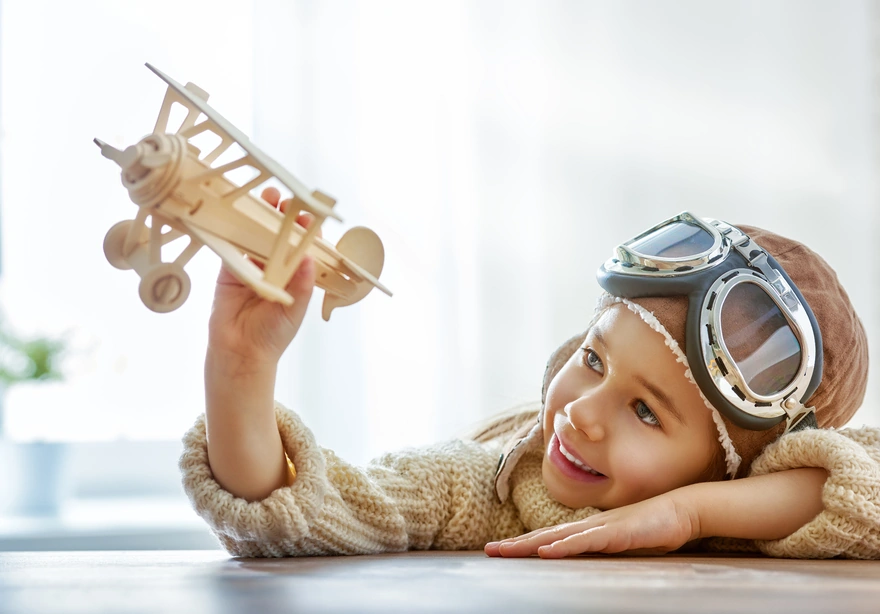 Картинка: Мальчик, игра, настроение, пилот, лётчик, игрушечный самолет, шлем, очки