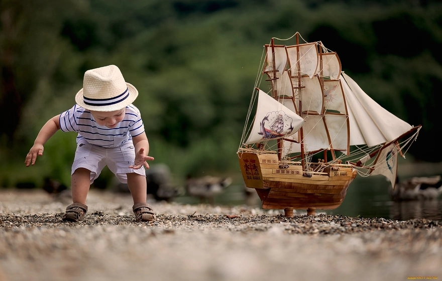 Картинка: Мальчик, ребёнок, корабль, паруса, игра, песок