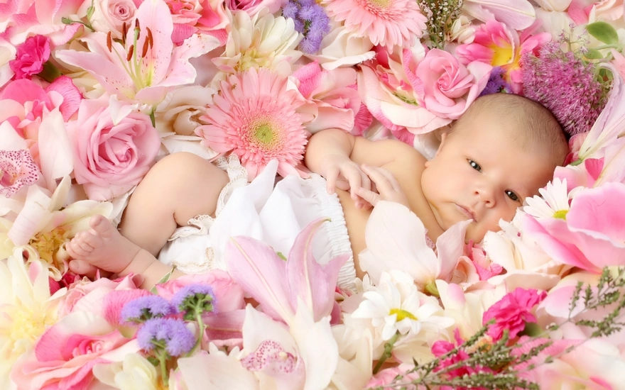 Малыш лежит в цветах