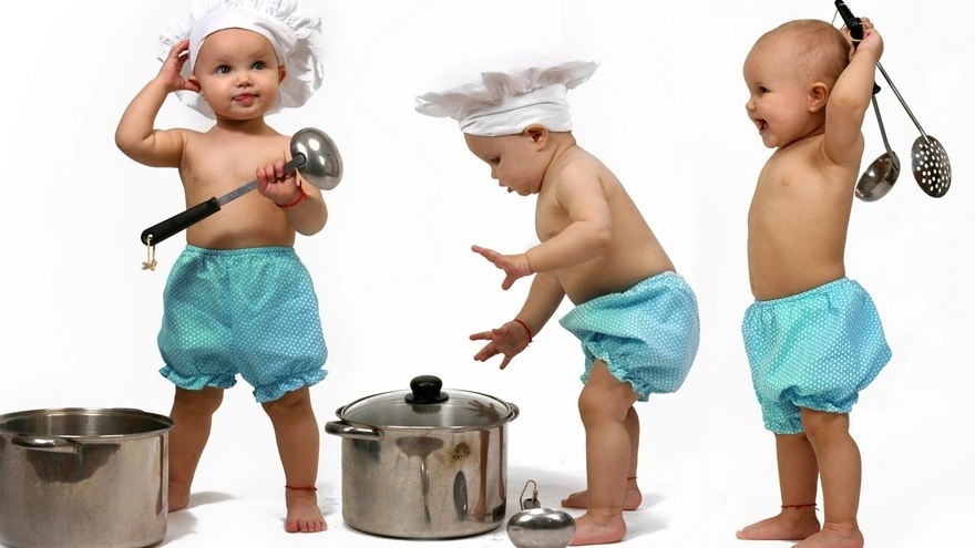 Картинка: Малыши, детки, поварята, колпак, штаны, кастрюля, посуда, поварёшка, шумовка, игра
