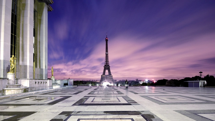 Вечерняя Эйфелева башня на фоне площади