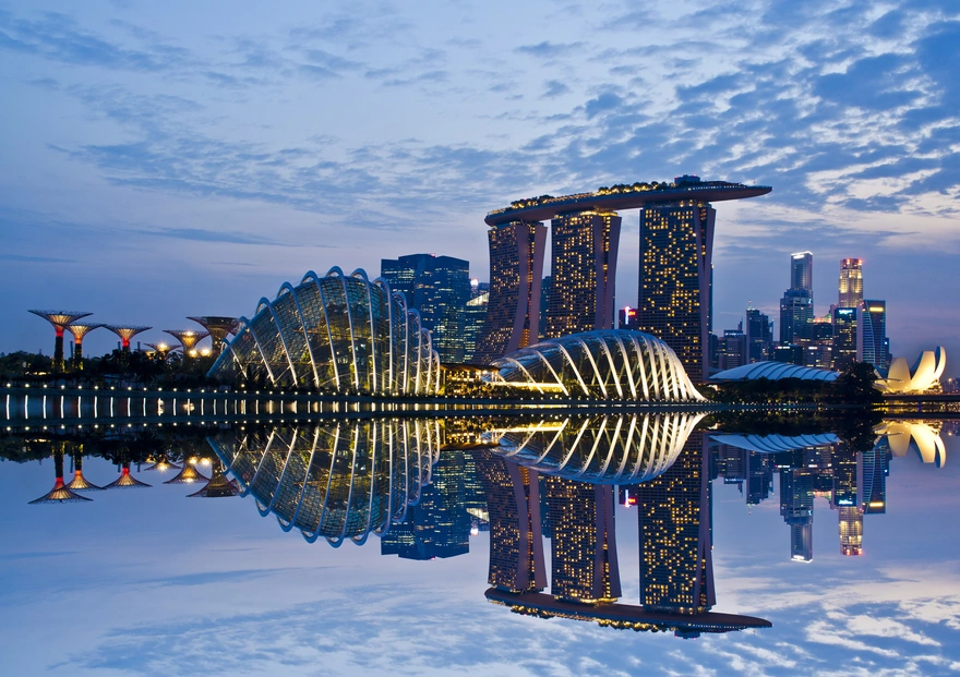 Вечерний Сингапур с видом на отель Marina Bay Sands