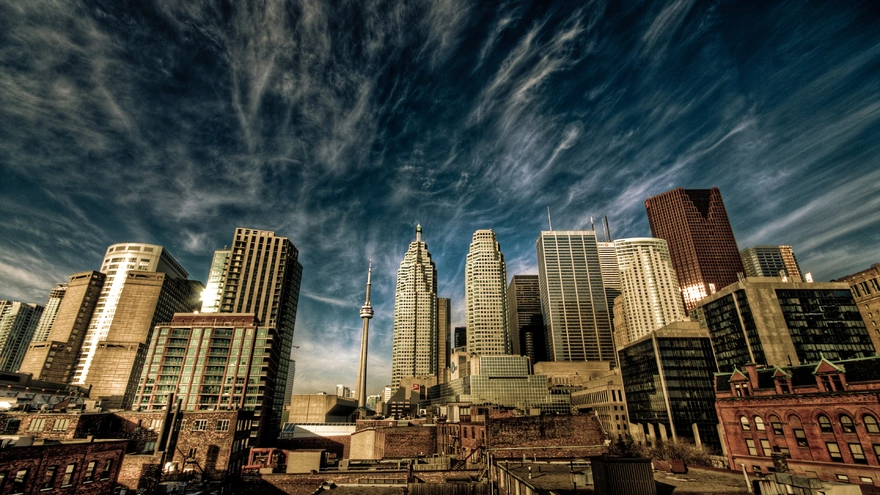 Красивый вид на башню Си-Эн Тауэр в Торонто