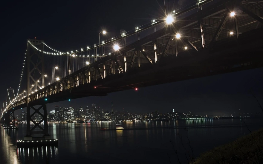 Мост с включёнными огнями ночью