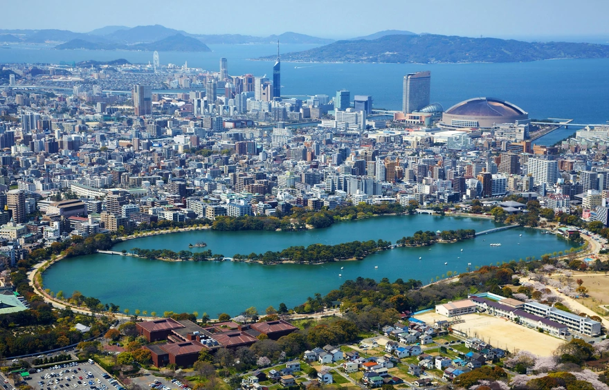Картинка: Япония, Фукуока, дома, высотки, здания, мегаполис, море, вода, деревья, горы