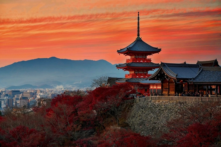 Красивый вид на горы и Храм Киёмидзу дэра в Киото