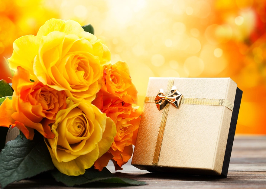 Жёлтые розы и подарочек в коробке с бантиком