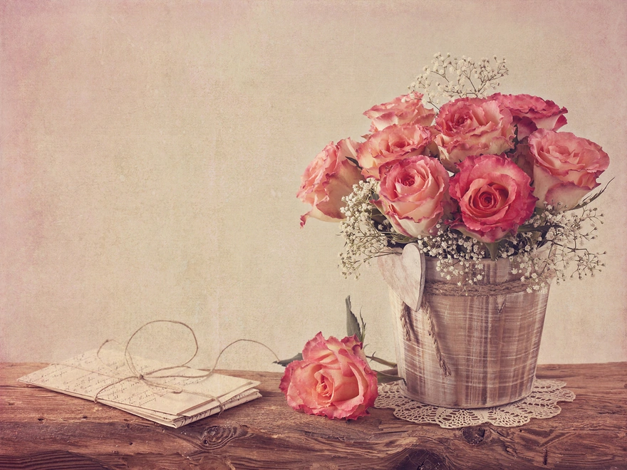 Букет из розовых роз в вазе на столе