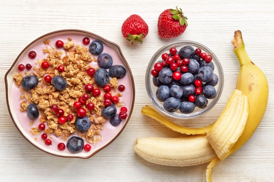 Картинка: Завтрак, йогурт, мюсли, ягоды, фрукты, банан, черника, виктория, десерт