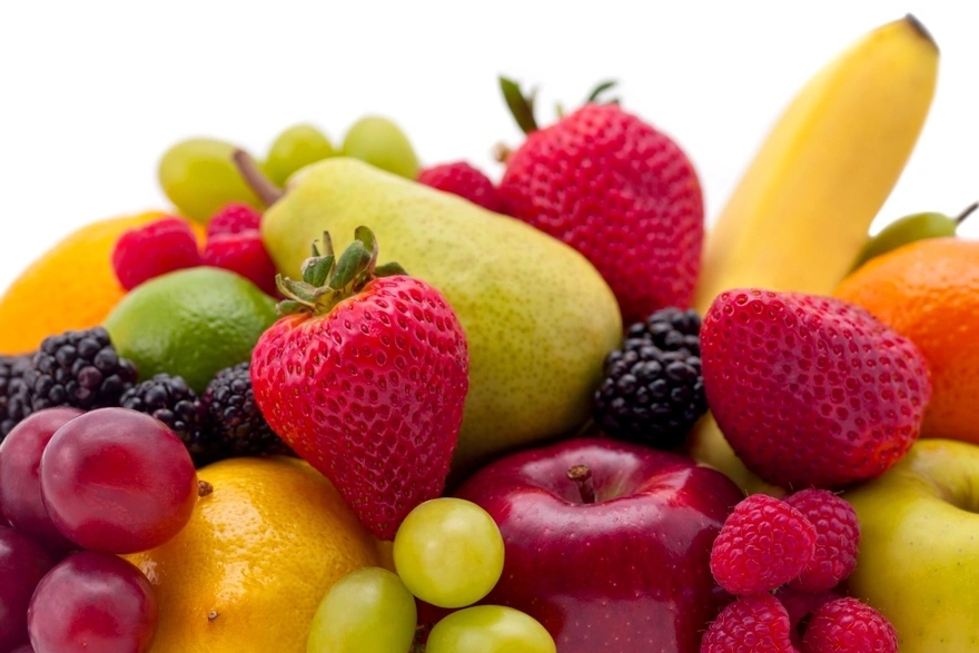 Много разнообразных фруктов и ягод