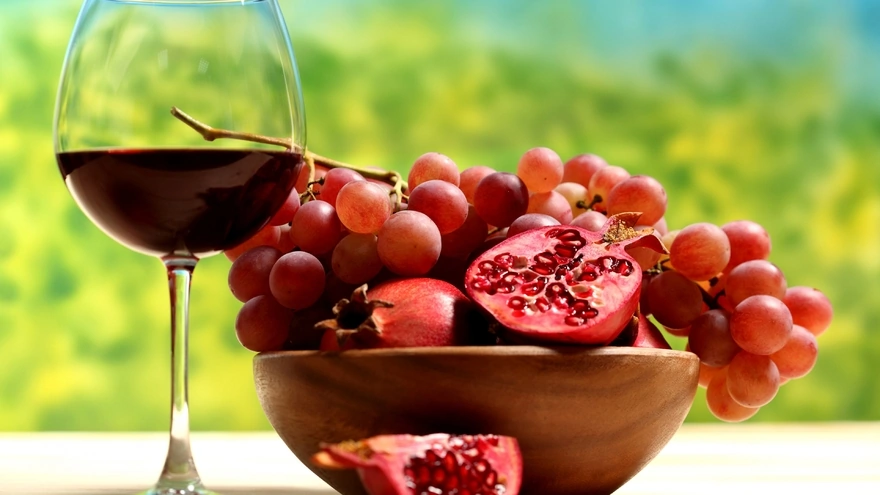 Красное вино и фрукты