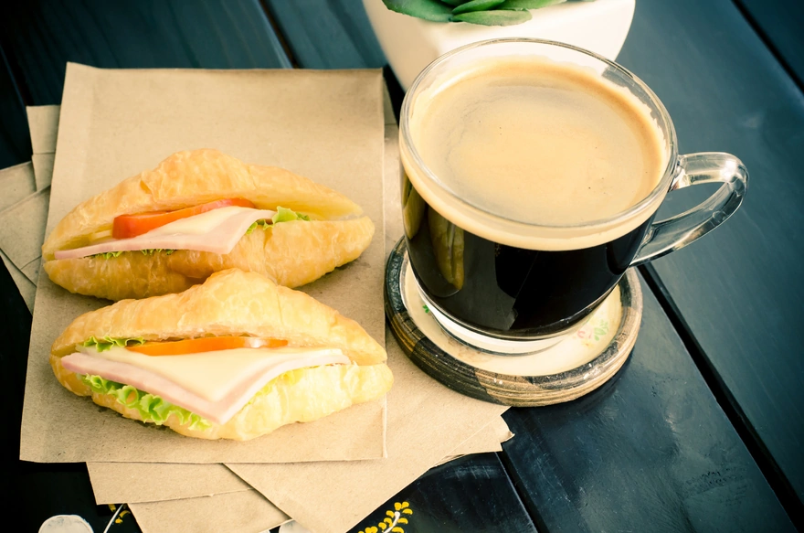 Два сэндвича с кружкой кофе на завтрак