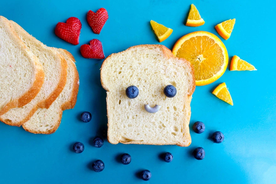 Картинка: Хлеб, черника, клубника, ягоды, апельсин, макаронина, солнце, мордочка, улыбка, настроение, голубой фон